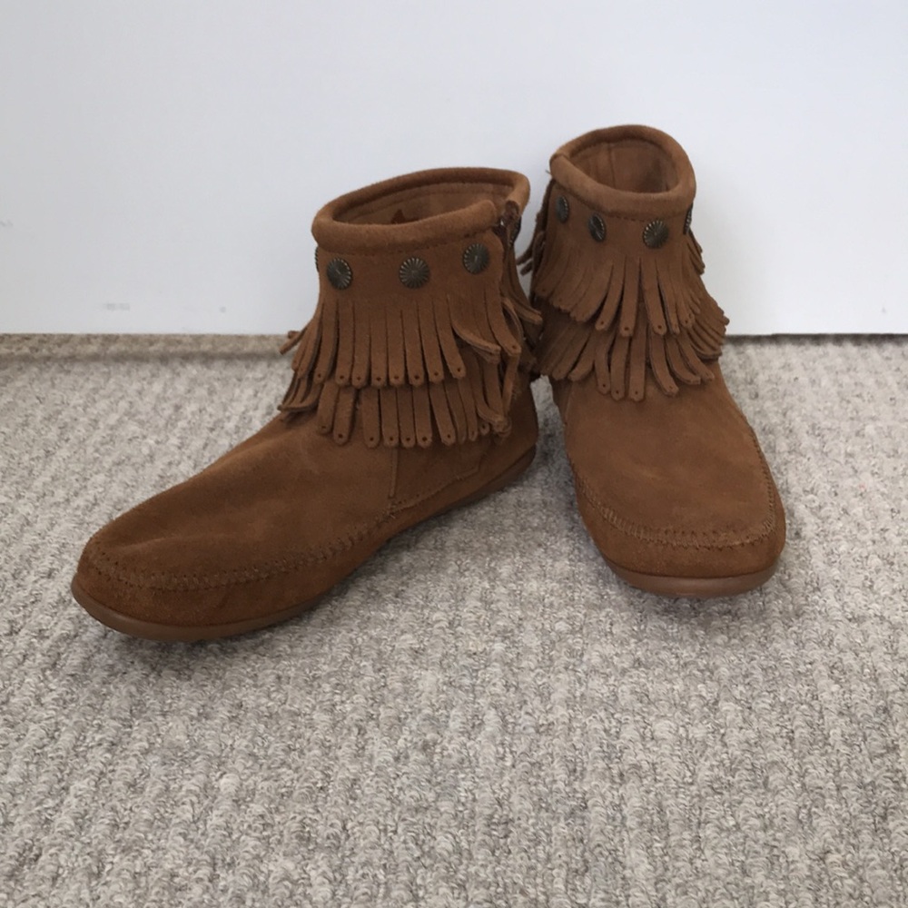 Minnetonka double fringe suede moccasin sz 8 ankle boot